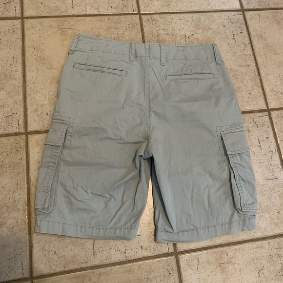 Old Navy Lived-In Straight Cargo Shorts, Size 33, khaki/Light Grey - Picture 5 of 6